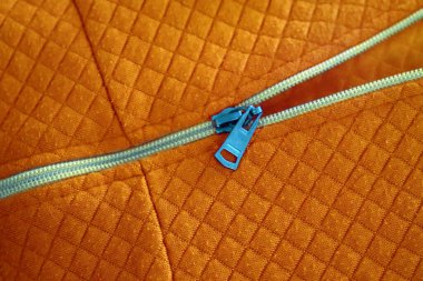 Turuncu Kumaş Yüzeyinde Gümüş Fermuarın Yakın Çekimi