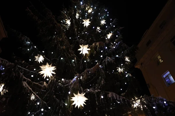 Albero di Natale con luci luminose di notte in città — Foto Stock