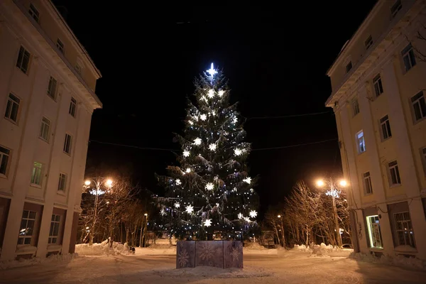 Árbol de Navidad con luces brillantes por la noche en la ciudad —  Fotos de Stock