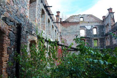 Terk edilmiş eski bir bina. Tuğla bir binanın kalıntıları