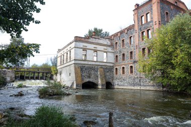 Eski bir su değirmeninin kalıntıları. Temiz, ekolojik enerji üreten bir bina.