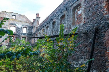 Terk edilmiş eski bir bina. Tuğla bir binanın kalıntıları