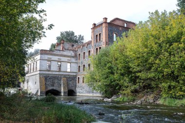 Terk edilmiş eski bir bina. Tuğla bir binanın kalıntıları