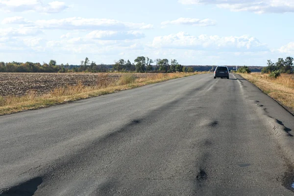 Boylam monotonluğu olan korkunç bir yol. Zavallı asfalt yüzeyi