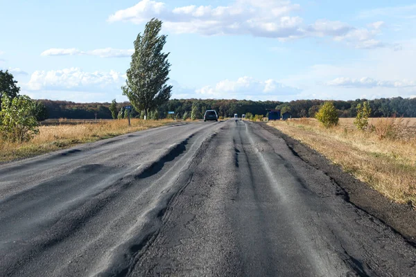 Boylam monotonluğu olan korkunç bir yol. Zavallı asfalt yüzeyi