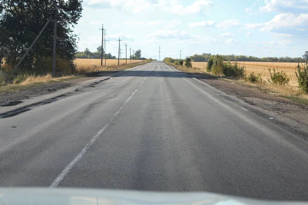 Boylam monotonluğu olan korkunç bir yol. Zavallı asfalt yüzeyi