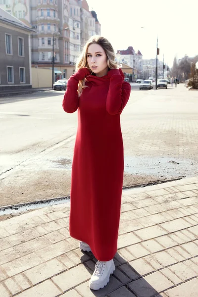 Jovem Loira Mulher Está Posando Vestido Vermelho Quente Uma Rua — Fotografia de Stock