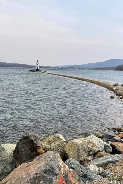 Beau Phare Solitaire Avec Des Montagnes Arrière Plan — Photo