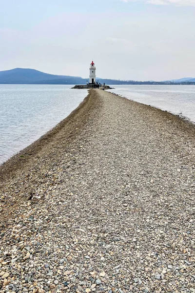 Beau Phare Solitaire Avec Des Montagnes Arrière Plan — Photo