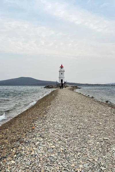 Beau Phare Solitaire Avec Des Montagnes Arrière Plan — Photo