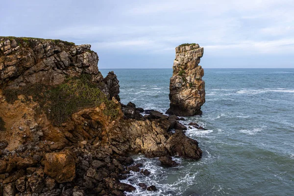 A lonely rock in the blue ocean. Natural stone beauty — Stock Photo, Image