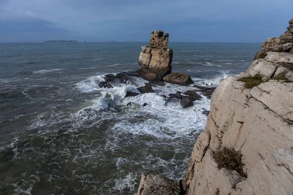 Ένας μοναχικός βράχος στον γαλάζιο ωκεανό. Φυσική πέτρινη ομορφιά — Φωτογραφία Αρχείου