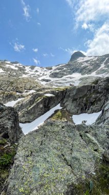 Uzak Dağ Kulübesi Rocky Alp Tepeleri ve Karlı Topraklar Arasında