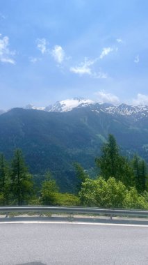 Dağ Nehri Karla kaplı tepeleriyle Rocky Alp Vadisi 'nden akıyor.