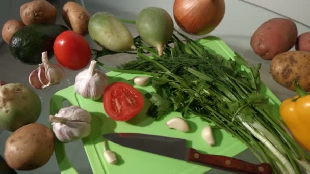 Zelenina na stole. Pohled shora. Pan. 2 snímky. — Stock video