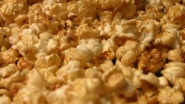 Yeşil arka planda patlamış mısır. Yavaş çekim. Close. Yatay kaydırma. 2 Atış