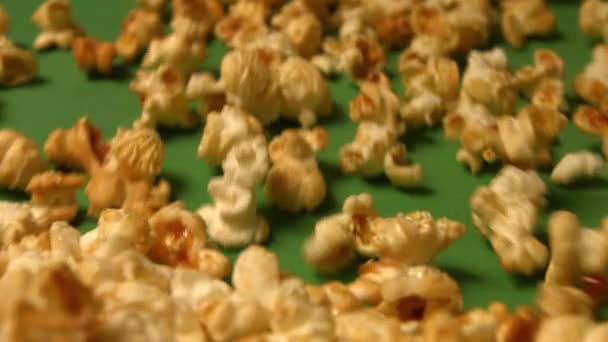 Popcorn sur fond vert. Au ralenti. Gros plan. 2 coups de feu 