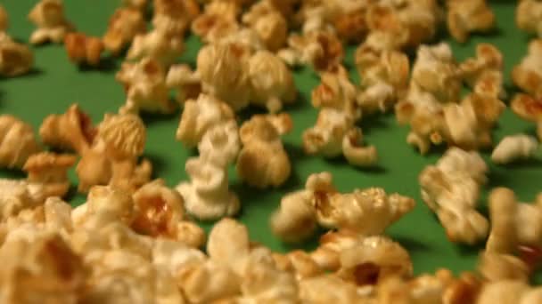 Popcorn sur fond vert. Au ralenti. Gros plan. 2 coups de feu — Video