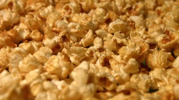 Popcorn egy zöld háttér. Lassított. Közeli. Függőleges serpenyő. 3 a felvételek — Stock videók