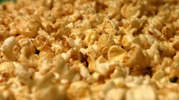 Popcorn su sfondo verde. Al rallentatore. Primo piano. Padella verticale. 2 colpi — Video Stock