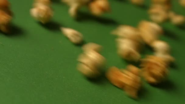 Palomitas de maíz sobre fondo verde. En cámara lenta. Primer plano. Sartén horizontal. 2 disparos — Vídeos de Stock
