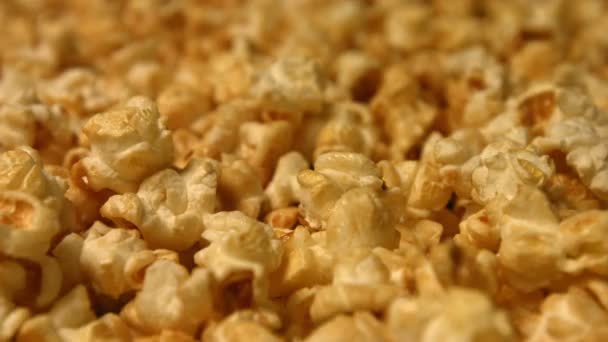 Popcorn egy zöld háttér. Lassított. Közeli. Függőleges és vízszintes serpenyő. 3 a felvételek — Stock videók