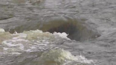 Su akışı. 3 çekim. Yakın çekim.