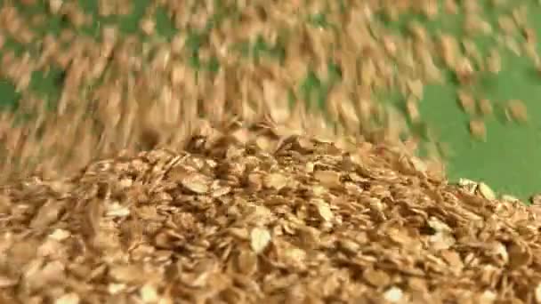 Farina d'avena su fondo verde. Due colpi. Al rallentatore. Primo piano. Padella orizzontale . — Video Stock