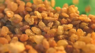 Yeşil bir arka plan üzerine kuru üzüm. 2 tekila. Yatay pan. Yakın çekim.