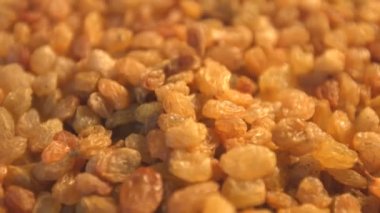 Kuru üzüm. 2 tekila. Dikey ve yatay pan. Yakın çekim.