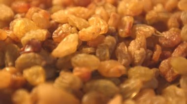 Beyaz zemin üzerine kuru üzüm. 2 tekila. Yatay pan. Yakın çekim.