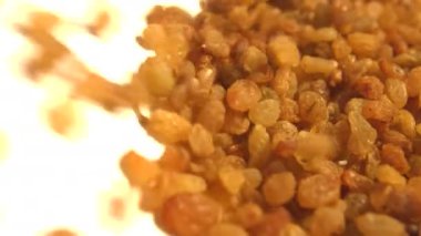 Beyaz zemin üzerine kuru üzüm. 2 tekila. Yatay pan. Yakın çekim.