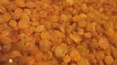 Bej (doku tablo, yüzey) arka plan üzerinde kuru üzüm. 2 tekila. Dikey pan. Yakın çekim.