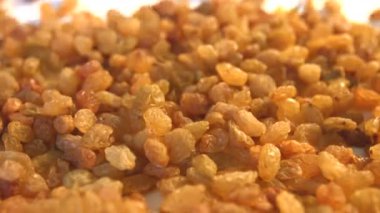 Beyaz zemin üzerine kuru üzüm. 2 tekila. Yatay pan. Yakın çekim.