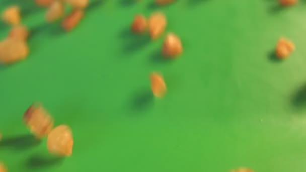 Rozijnen op een groene achtergrond. 2 shots. Horizontale pan. Close-up. — Stockvideo