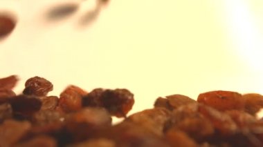 Beyaz zemin üzerine kuru üzüm. 2 tekila. Yakın çekim.