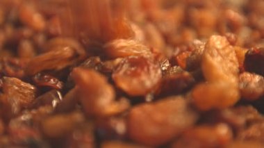 Kuru üzüm. 2 tekila. Yatay ve dikey pan. Yakın çekim.