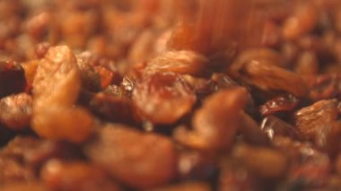 Beyaz zemin üzerine kuru üzüm. 2 tekila. Yatay pan. Yakın çekim.