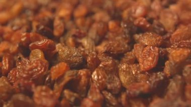 Beyaz zemin üzerine kuru üzüm. 2 tekila. Yatay pan. Yakın çekim.