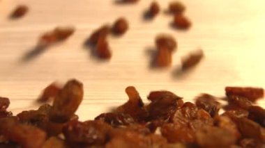 Bej (doku tablo, yüzey) arka plan üzerinde kuru üzüm. 2 tekila. Yatay pan. Yakın çekim.