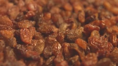 Beyaz zemin üzerine kuru üzüm. 2 tekila. Dikey pan. Yakın çekim.