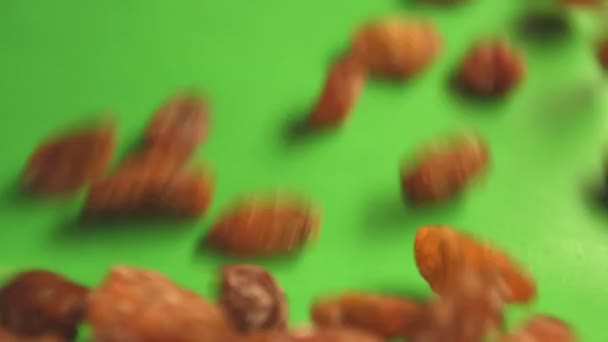 Raisins su sfondo verde. Due colpi. Padella orizzontale. Primo piano . — Video Stock