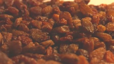 Bej (doku tablo, yüzey) arka plan üzerinde kuru üzüm. 2 tekila. Yatay pan. Yakın çekim.