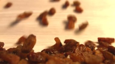 Bej (doku tablo, yüzey) arka plan üzerinde kuru üzüm. 2 Shots.Vertical pan. Yakın çekim.