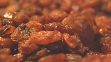 Beyaz arka planda kuru üzüm. 2 atış. Yatay kaydırma. Yavaş çekim. Close.