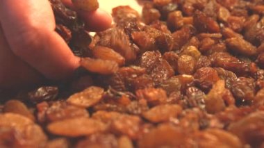 Kahverengi kuru üzüm. 2 atış. Dikey ve yatay tava. Yavaş çekim. Close.
