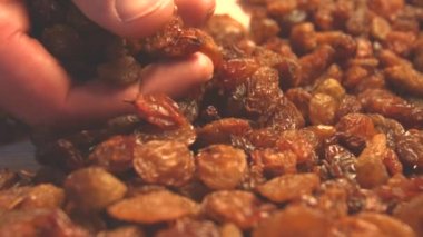 Kahverengi kuru üzüm. Ağır çekim. 2 tekila. Yatay pan. Yakın çekim.