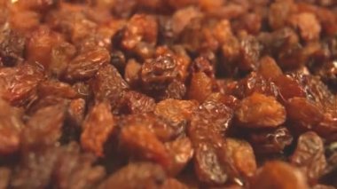 Beyaz arka planda kuru üzüm. 2 atış. Yavaş çekim. Dikey tava. Close.