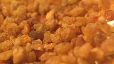 Beyaz arka planda kuru üzüm. 2 atış. Yavaş çekim. Yatay kaydırma. Close.