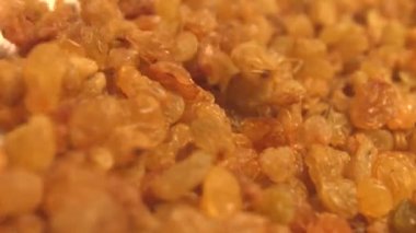 Bej (doku tablo yüzeyi) arka plan üzerinde kuru üzüm. 2 atış. Yavaş hareket Yatay kaydırma. Close.